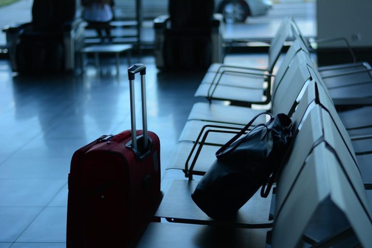 Diverse soorten koffers klaar voor reizen met pro-tips voor het kiezen van harde of zachte bagage