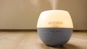 Geurkaars en diffuser voor geur in interieur, creëren sfeer en warmte in woonkamer