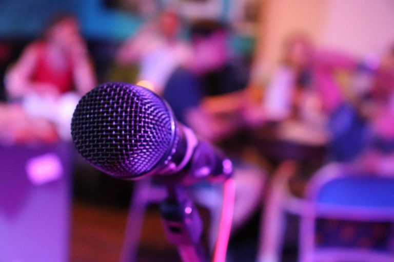 Lenco karaoke set met microfoons voor thuis en onderweg zingen, geschikt voor alle leeftijden