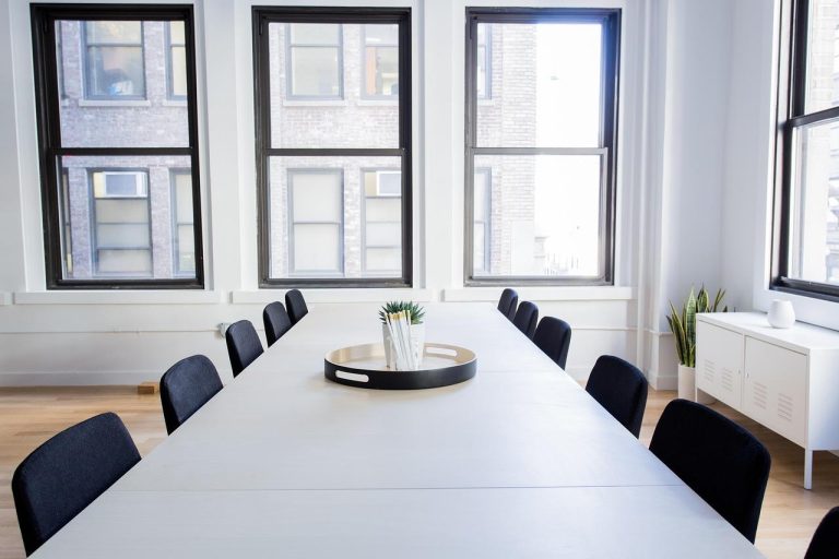 Professioneel ingerichte werkplek met tweedehands kantoormeubilair: kwalitatieve bureaus en stoelen tegen voordelige prijzen