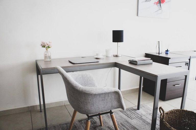 Kantoorinrichting voor specifieke sectoren toont modern ingerichte werkruimte met flexibele meubels, planten en ergonomische