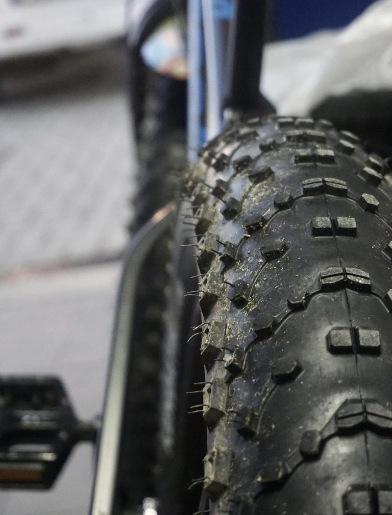 Robuuste fatbike met extra brede banden voor grip en stabiliteit op zand, sneeuw en modderig terrein