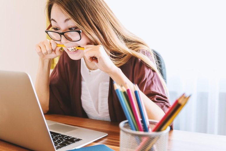 Wat een copywriter denkt bij snel getikt tekstwerk - humoristische illustratie van veelvoorkomende schrijffouten en misversta