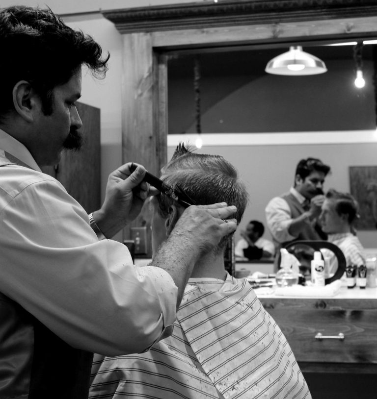 Interieur van Goodfellas barbershop in Nijmegen met ontspannen sfeer en stijlvolle inrichting